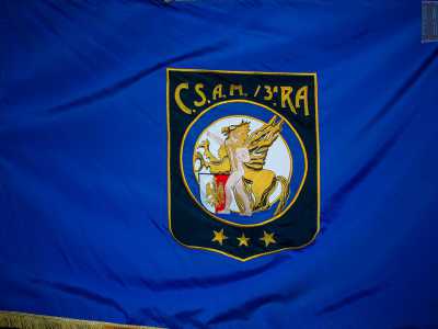 ...e stemmi dell�Aeronautica. Tra questi uno raffigura il distintivo della Terza Regione Aerea: un uomo nudo con mantello e fiaccola, con la mano tesa in avanti a indicare la retta via a un ippogrifo rampante, animale mitologico per met� aquila e per met� cavallo